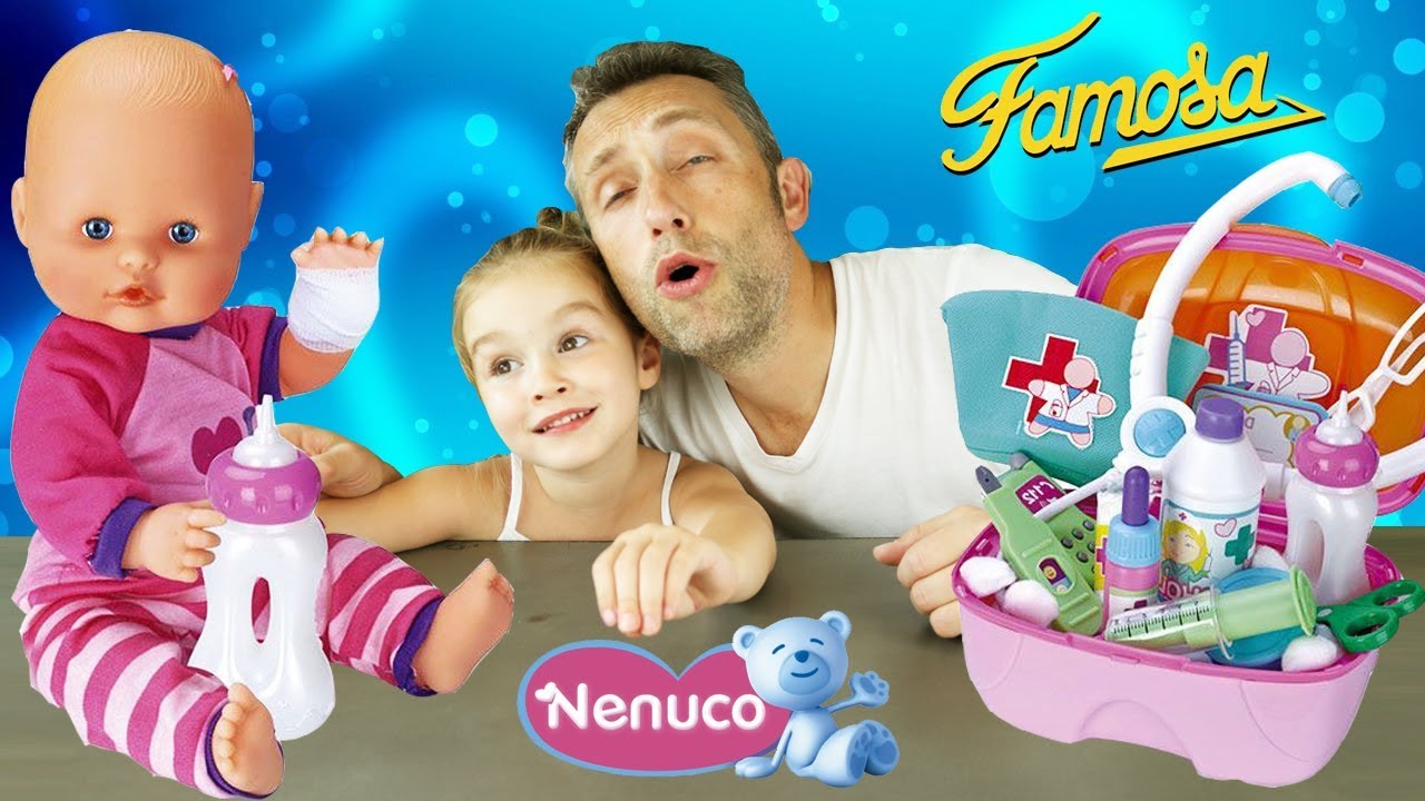 Bébé NENUCO reçoit des accéssoires sympas, dont une mallette de docteur pour panser ses blessures !
