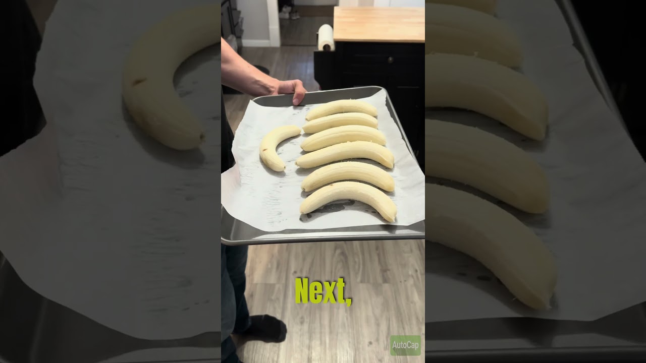 Freeze Bananas the Right Way: No More Sticky Clumps! 🍌❄️ #SmoothieHack #BananaTips