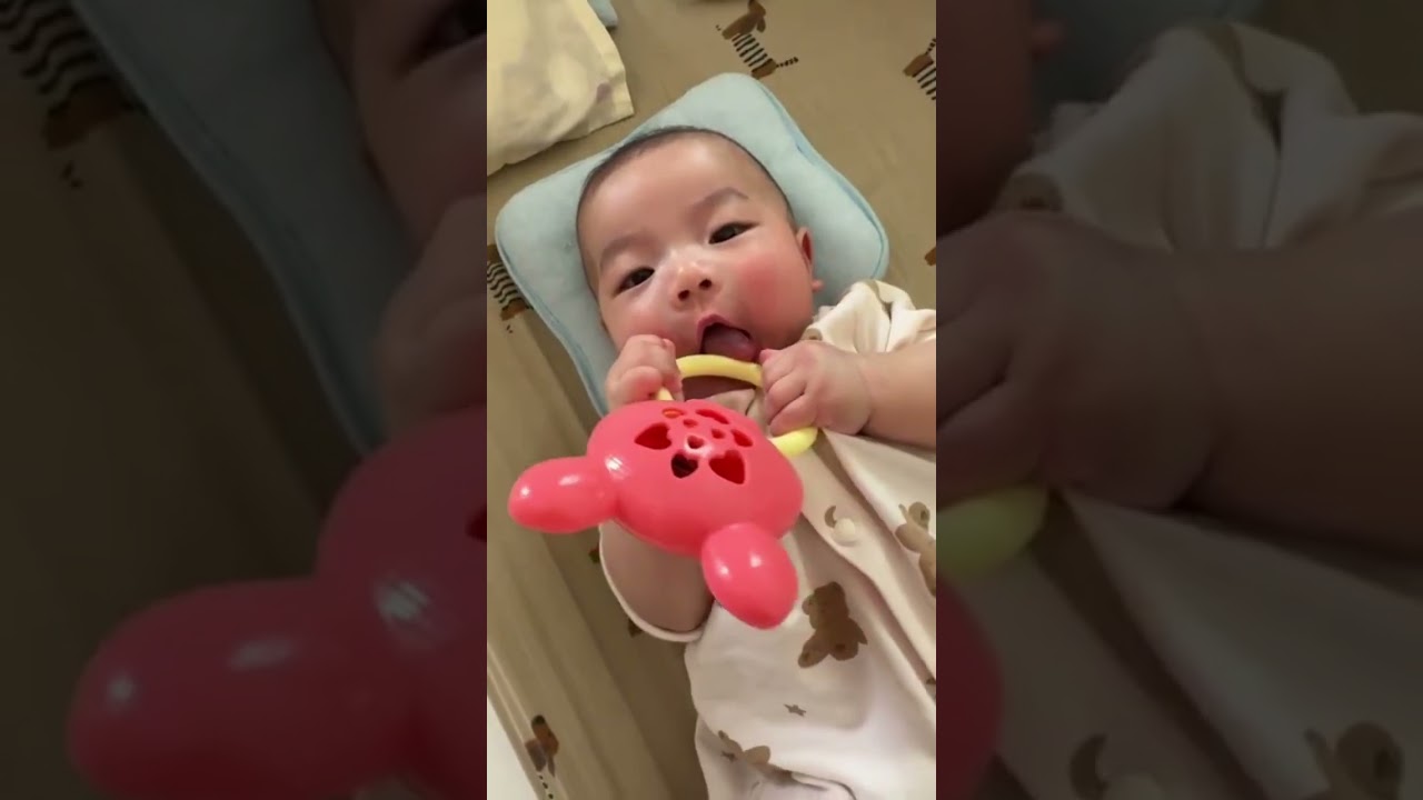 现在小米抓东西都抓很紧了......