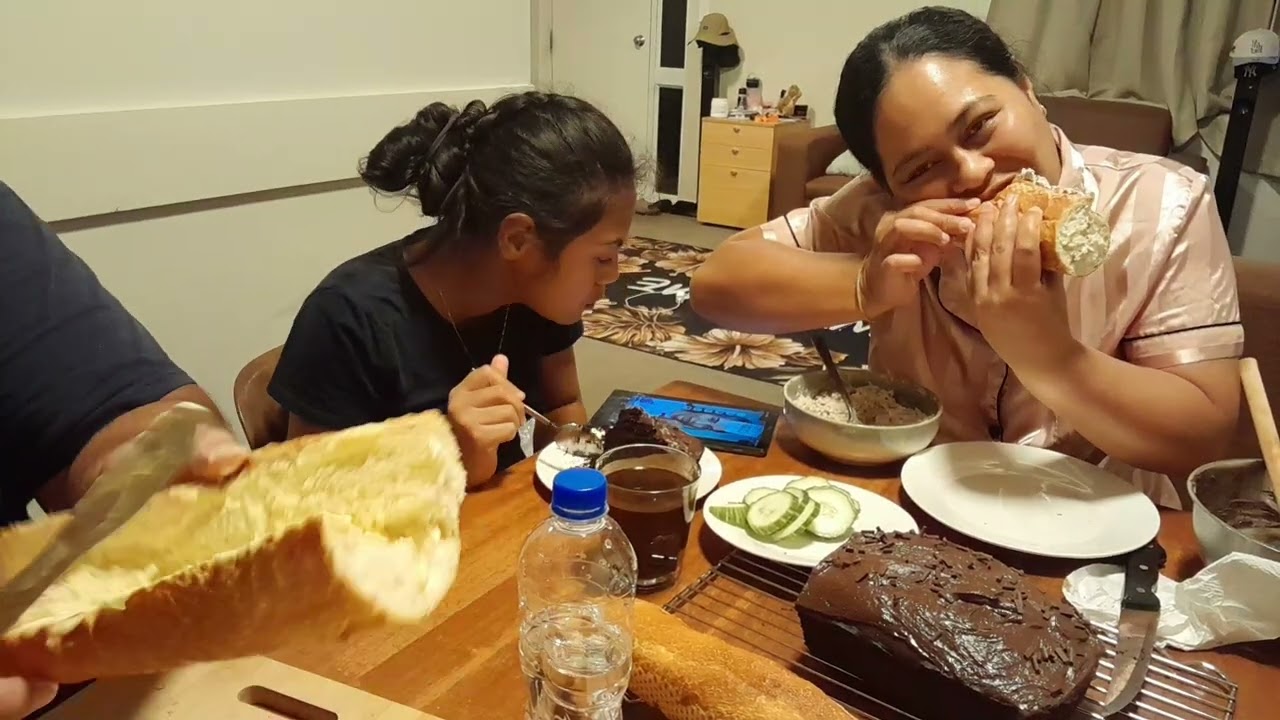 Koko Samoa & bread with butter for Dinner 🍽 😋  + Family review on our Rich Chocolate Cake (Muckbang
