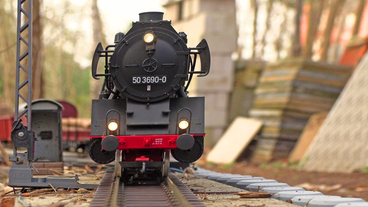 Mit der Gartenbahn durch das Baustoff-Lager