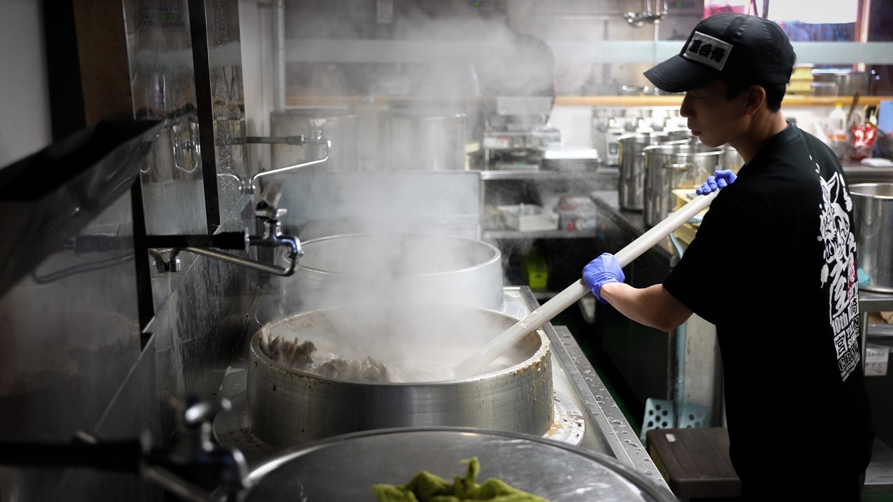 Японский ресторан Miyazaki Ramen и гёдза со смесью трех видов свиных костей