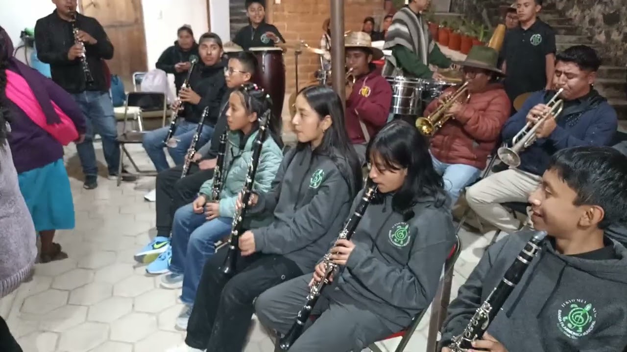 LA BANDA DE SAN PEDRO Y SAN PABLO AYUTLA CON UN POPURRÍ DE SONES.