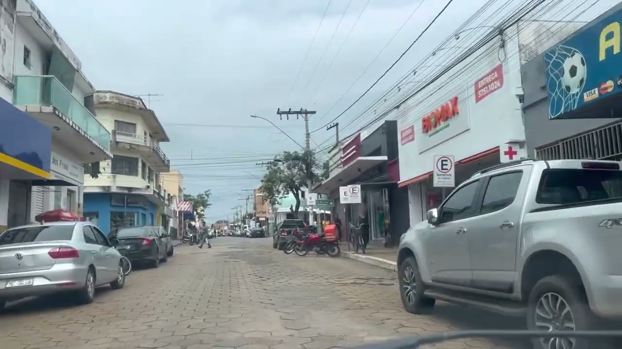 Dando a primeira volta de 2025 no centro de Corinto