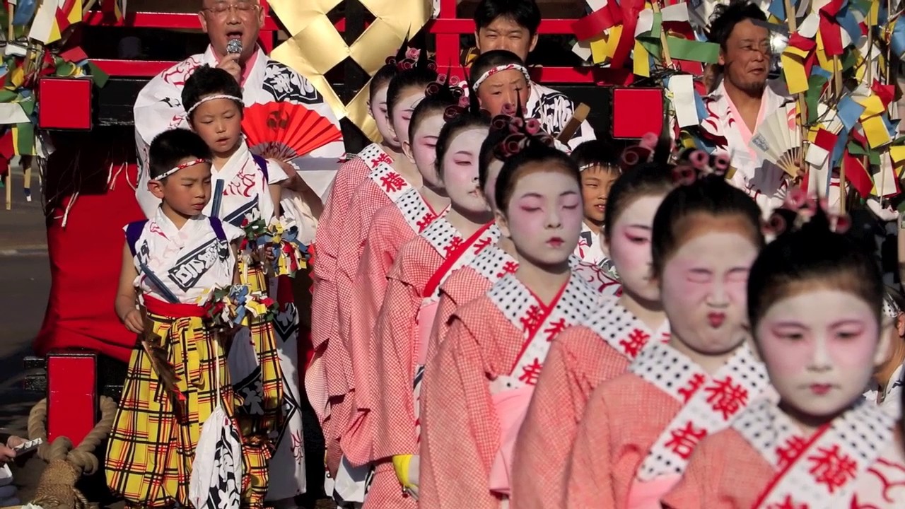 燕・戸隠神社の春季祭礼で宵宮の万灯