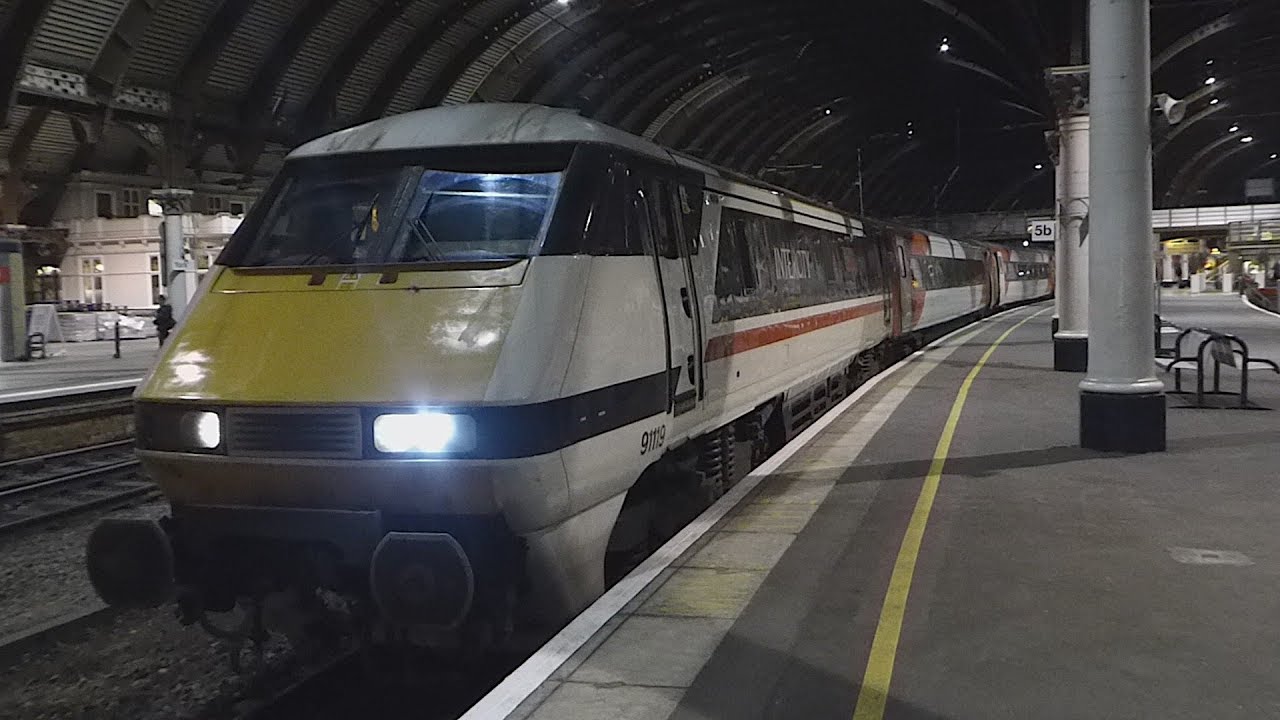 LNER Class 91 91119 at York (12/12/18)