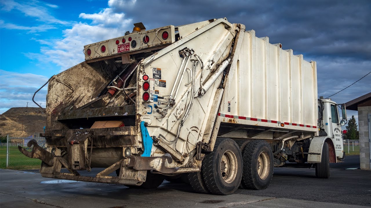 WhiteGMC WXLL - Leach Beta Rear Load Garbage Truck