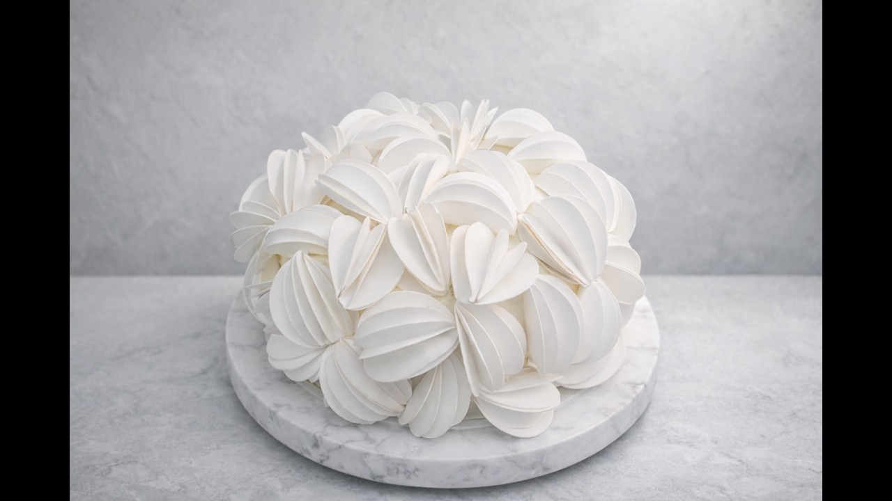 Pastel Minimalista, Elegancia Blanca de Almendra y Limón
