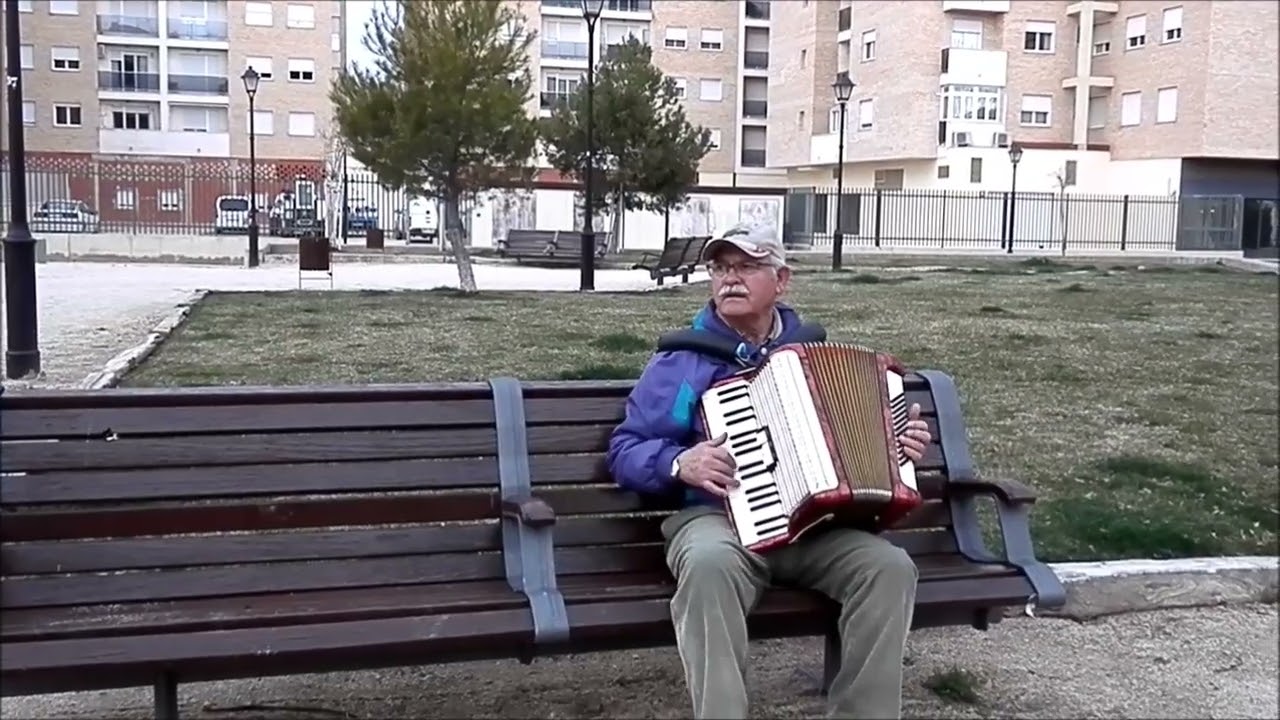 LA  RAMONA ESTA CANSADA,SOLO DE PENSAR,QUE SE ACABARON LAS VACACIONES,Y TIENE QUE VENDIMIAR.