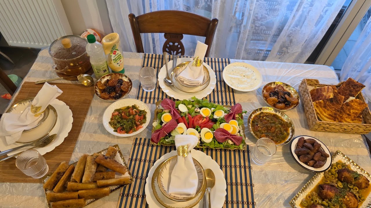 طاولة اول يومرمضان🕋🕋🌙🌙🌙مع طاجين حلو مع طبق رئيسي و مع مطلوع سطيفي🥖🥖🇩🇿🇩🇿🥯