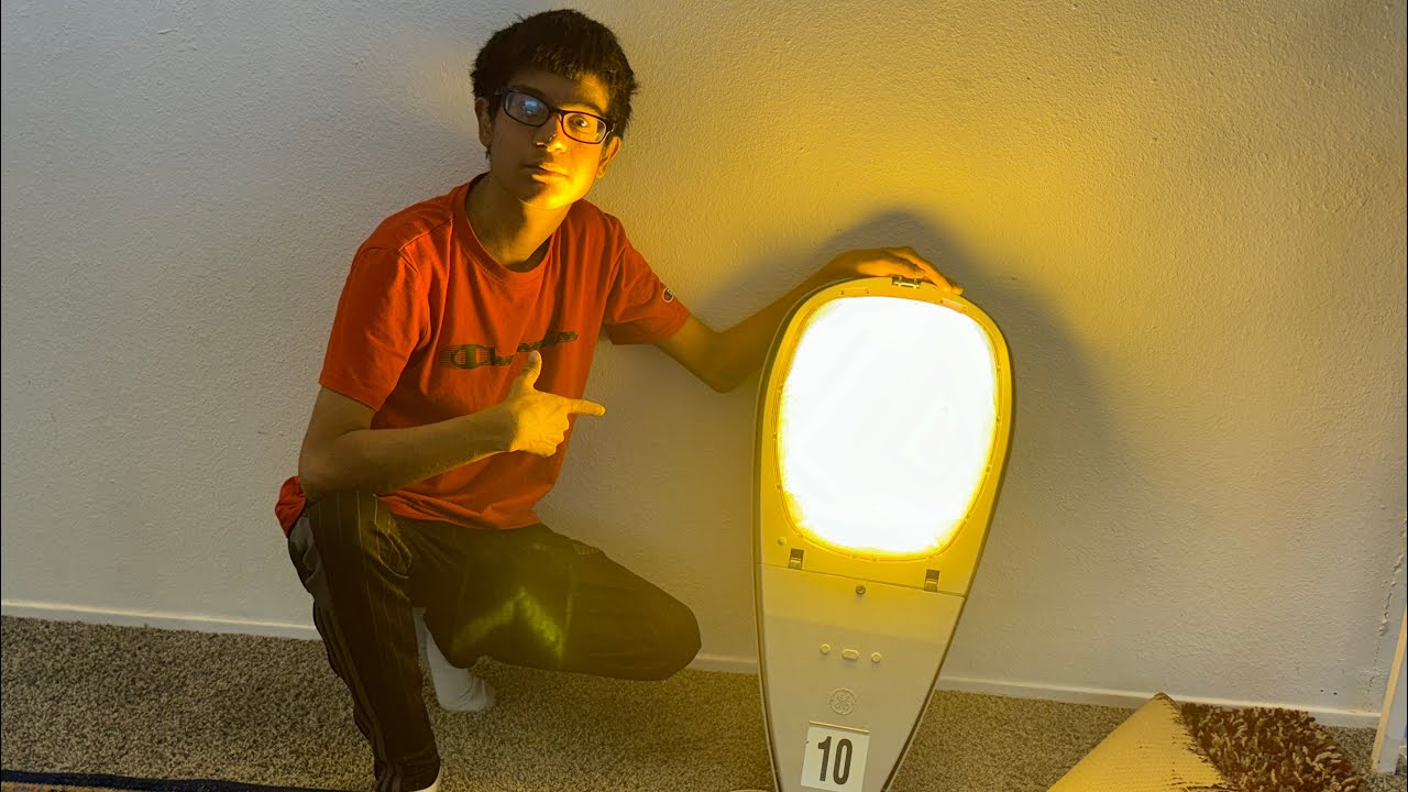 UNBOXING A VINTAGE STREETLIGHT! | 1998'S GE M250A2 | FUNNY STUFF!