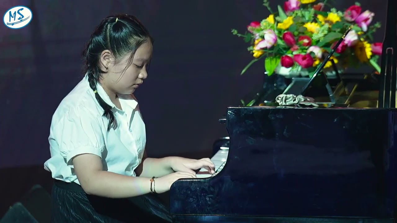 🎹 TIẾT MỤC PIANO LIÊN KHÚC 🎹  13 JOURS EN FRANCE & JINGLE BELLS  Một liên khúc piano . Trâm Anh 💙
