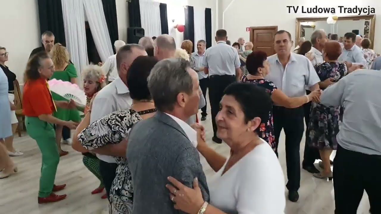 TU MI DAJ TU MI DAJ NIE SZUKAJ WYGODY pośpiewał młody kawaler do swej dziewczyny 