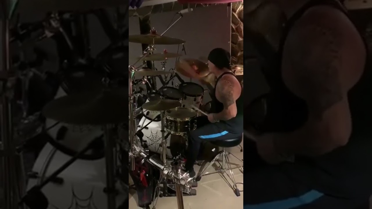 txus de Mago de Oz tocando el doble pedal #BanderaNegra