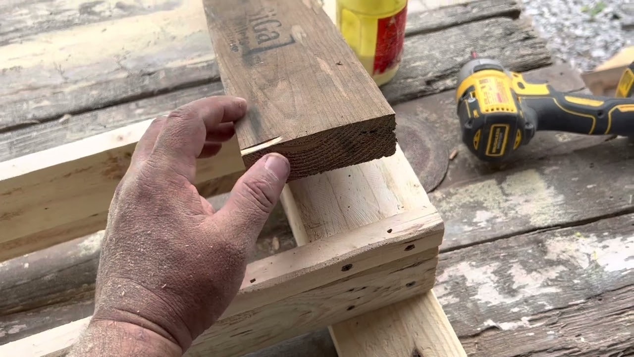 SOPORTE PARA BICICLETA CREADO TOTALMENTE CON MADERA DE TARIMA