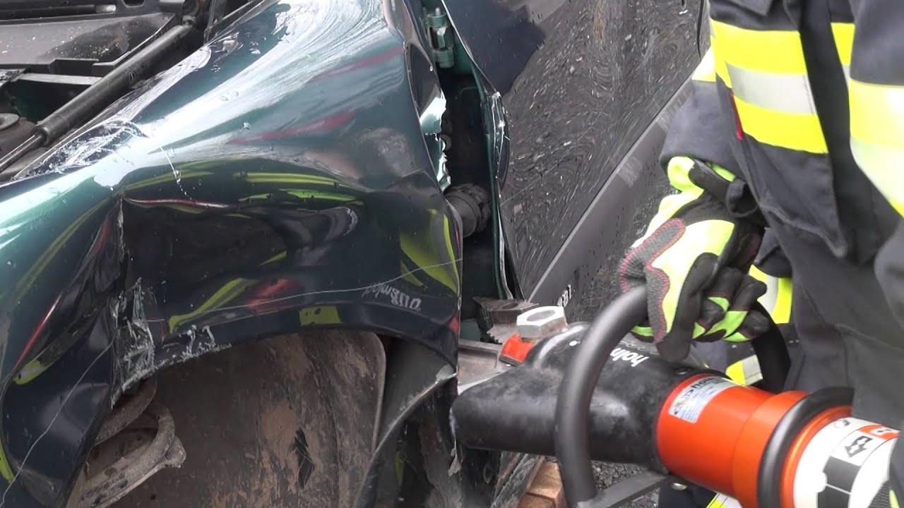 FZS Modelová situace - vyprošťování stříháním auta