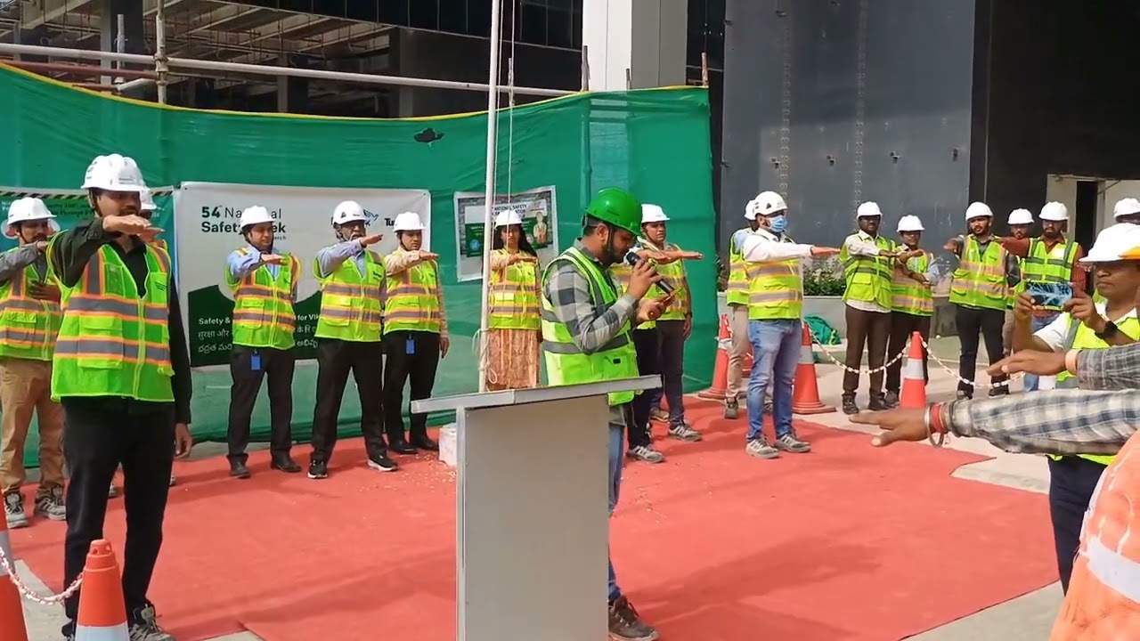 National safety day के दिन सुरक्षा शपथ  दिलाते हुए  jay safety
