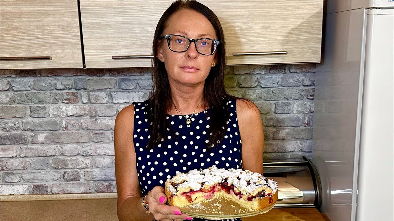 Dzisiaj w kuchni króluje moja ŻONA i piecze pyszne ciasto ze śliwkami i budyniem
