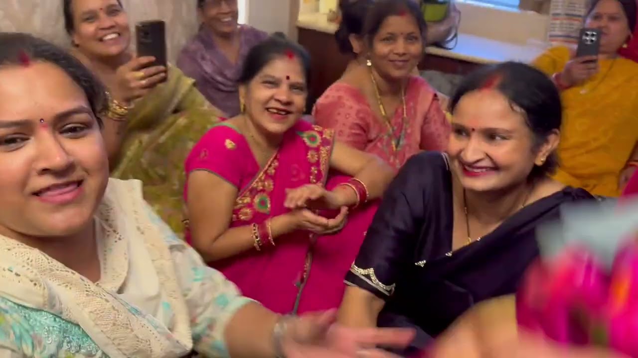 मुन्नी पहने जुटी सडकिया मे डोलके #sohargeet #sohar #mahilasangeetkegaane #song 