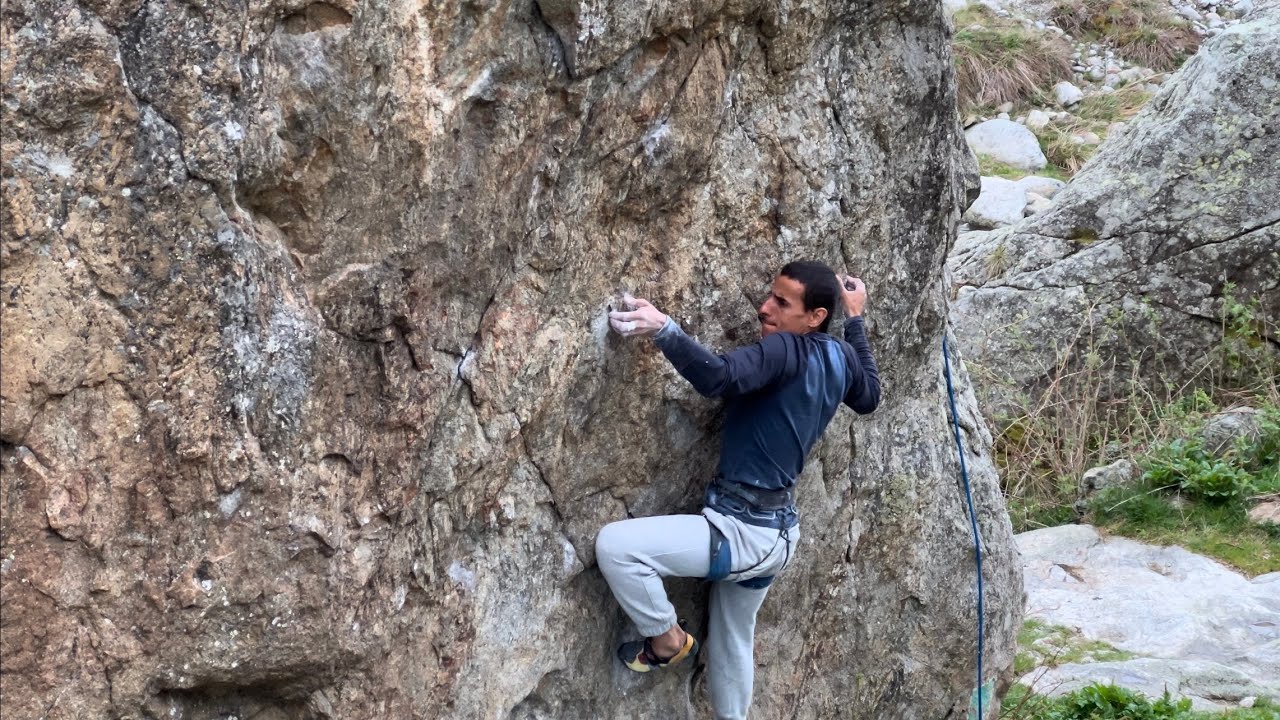 Gordolasque ‘s Valley Bouldering : La cartographie des nuages - départ assis - 8a.