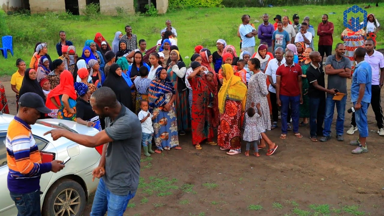 WANANCHI WAMVAA MRISHO GAMBO KWA KUTOTIMIZA AHADI YA KUWAJENGEA DARAJA KIPINDI CHA MIAKA MITANO