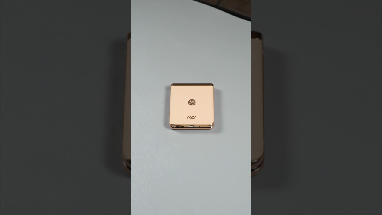 Unboxing the Motorola Razr Plus in Peach Fuzz, the new Pantone color 🍑 Do you like it? 💭