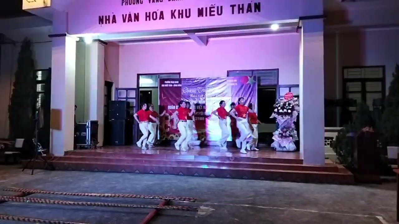 Chị em bản bống giao lưu với các chú bộ đội 