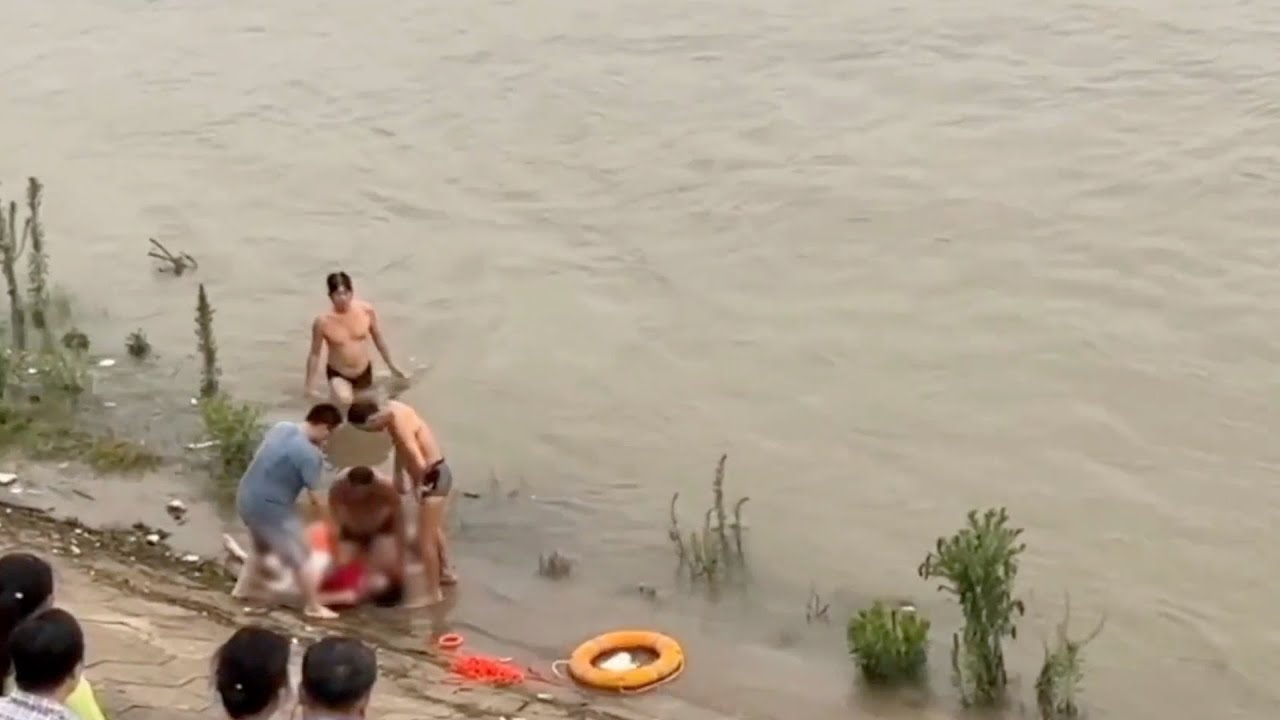 Four elderly people jump into Yangtze River to save drowning woman in E China