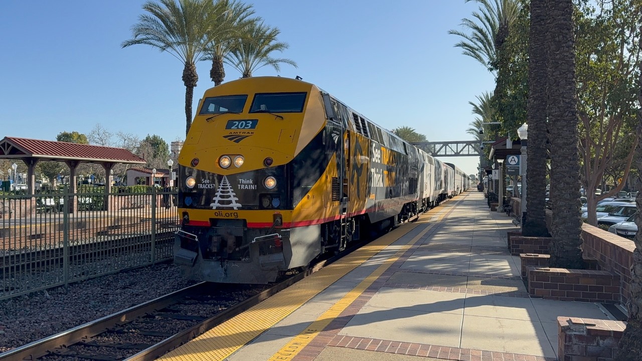 Short railfanning at Fullerton station in the morning #11