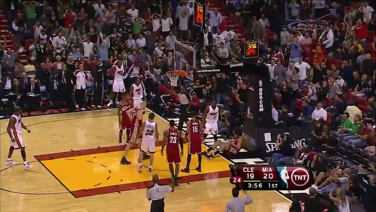 Dwyane Wade Dunk on Varejao (HD)