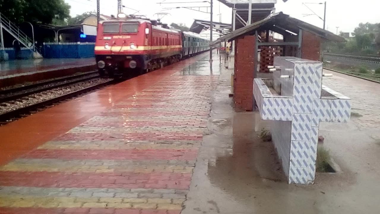 Massively Delayed 19040 Avadh Express Honks & Skips Jhinjhak At High Speed[Indian Railways]