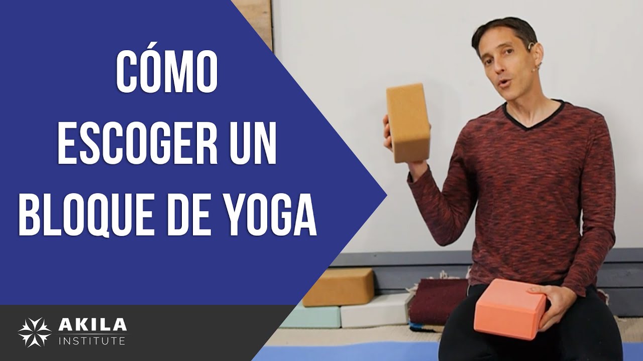 Escogiendo bloques de yoga
