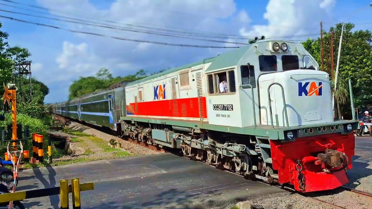 KERETA API PANJANG‼️ HUNTING 30 KERETA API NGEBUT DI PERLINTASAN MENIKUNG