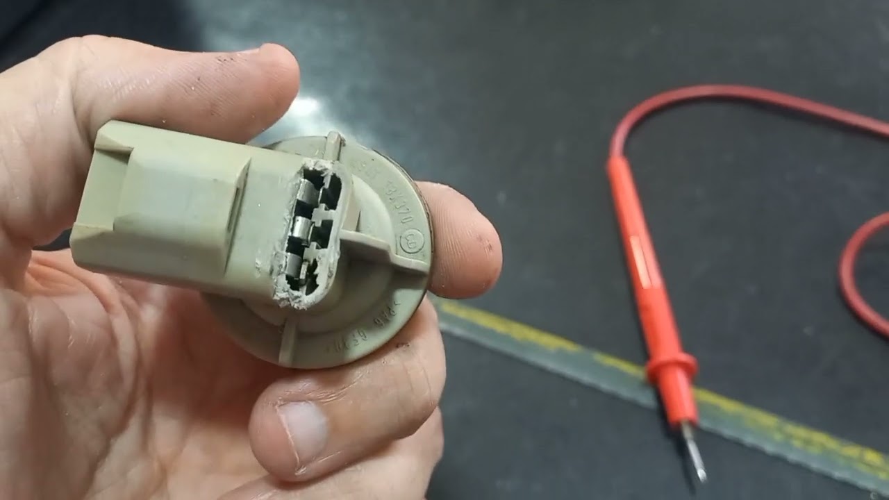 Conserto/reparo do soquete da lanterna traseira Ford Focus 2000/2008