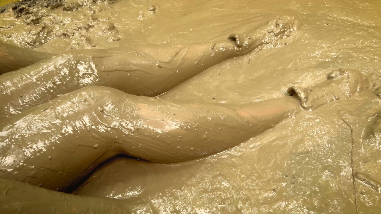 [ 94% ]▫️Girl in White Dress in MUD