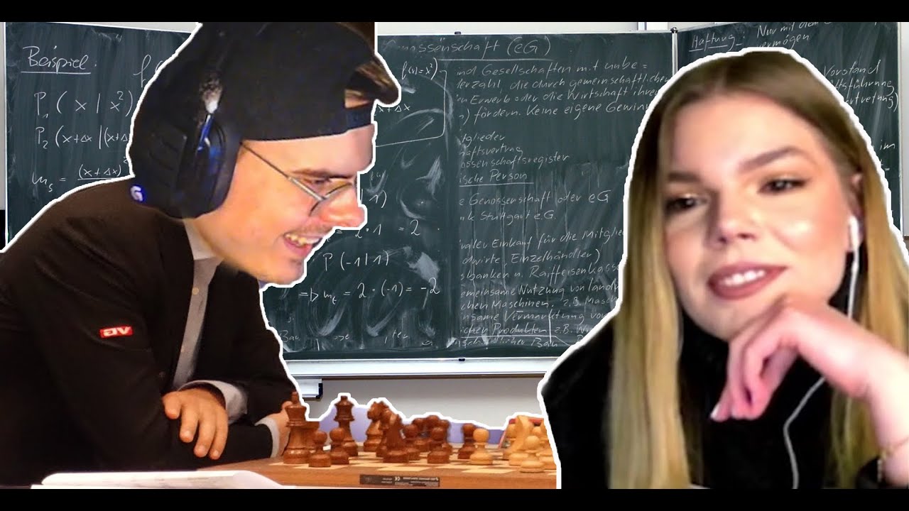 Freundin beim Schach spielen zuschauen