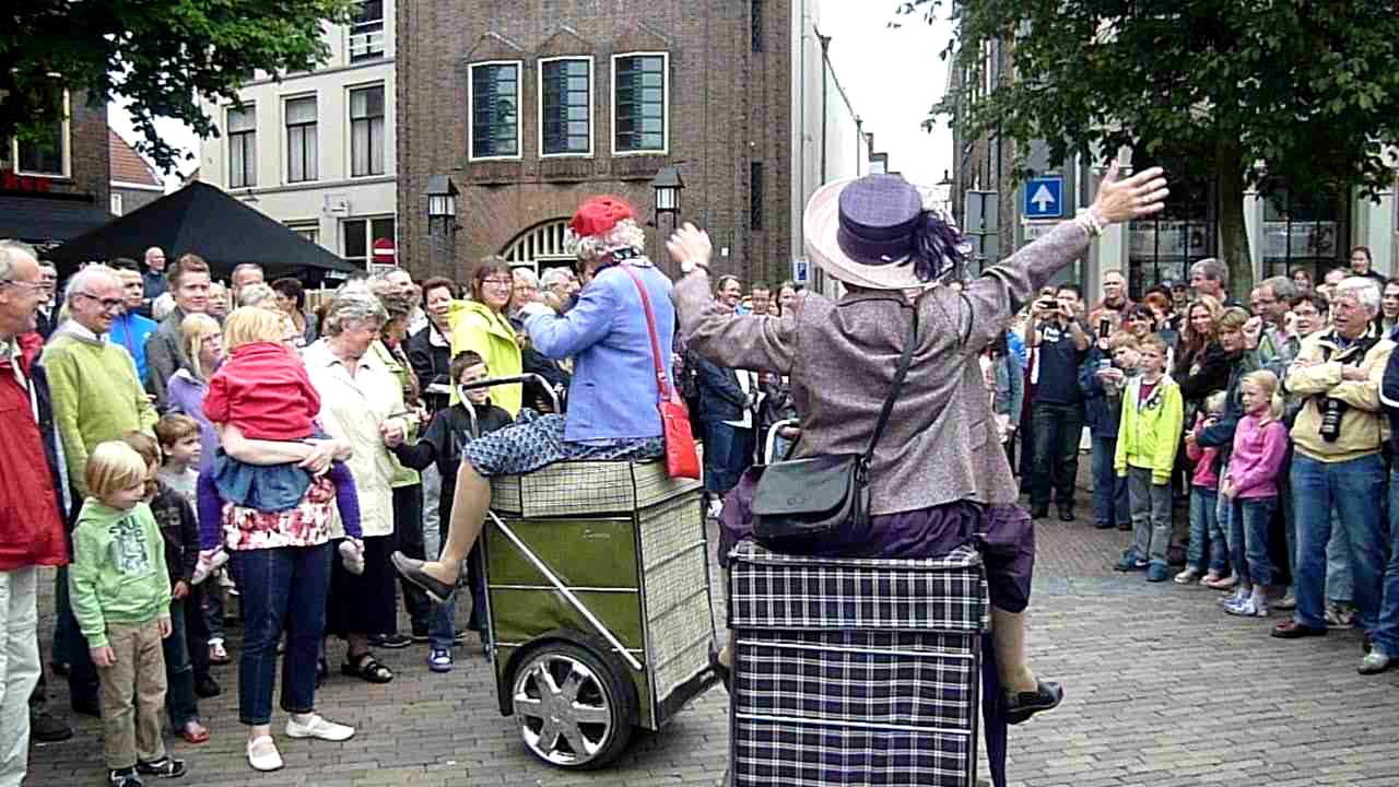 Deventer op stelten / Feest in Deventer / Optreden van de groep Granny Turismo (2011)