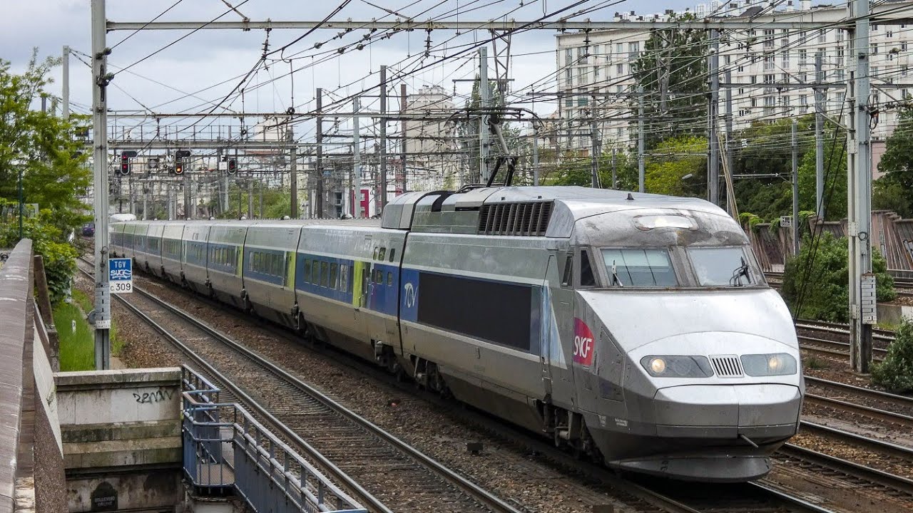 Passage de TGV Duplex, TGV Atlantique et OUIGO à Porte de Vanves près de Paris-Montparnasse