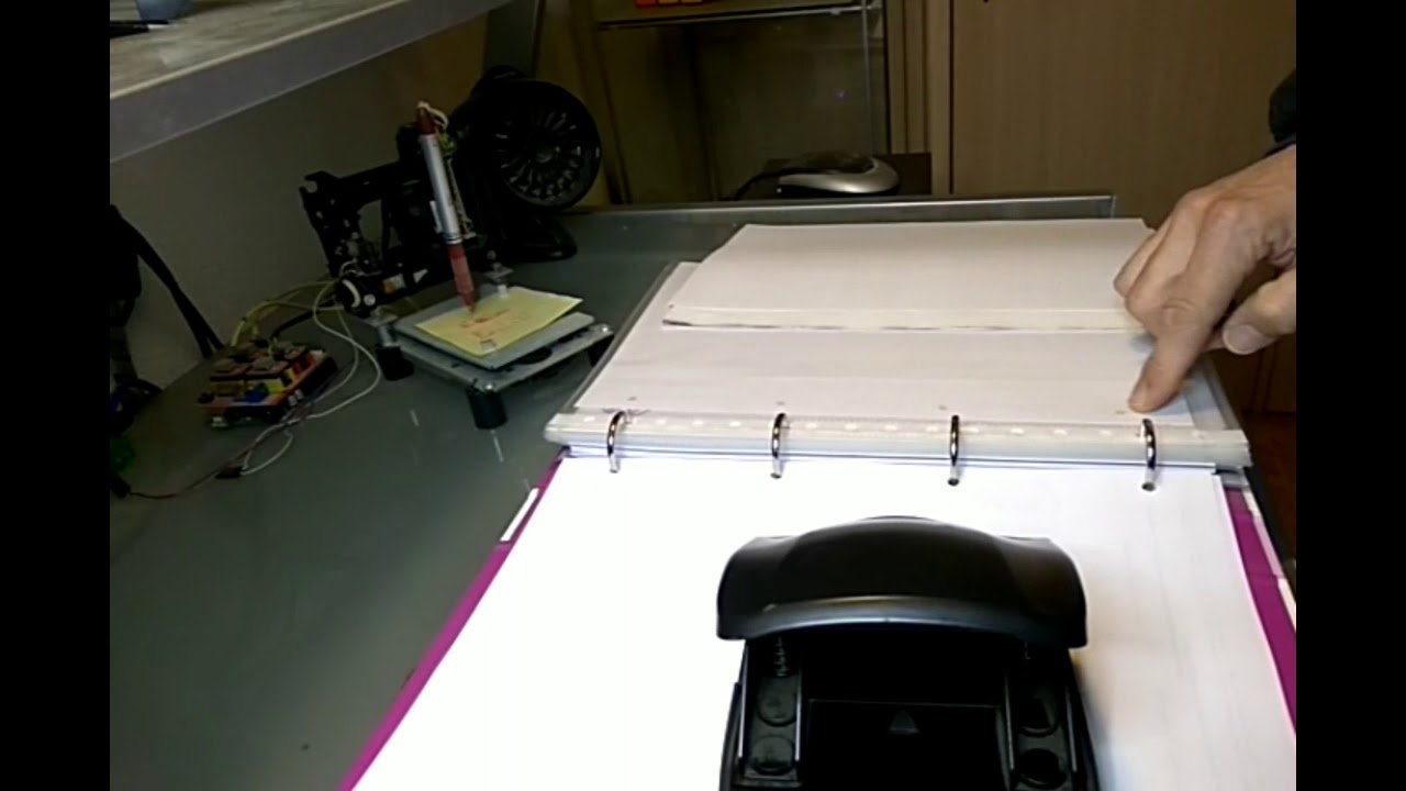 Perforar folios 4 orificios en  A4 con perforadora de dos.