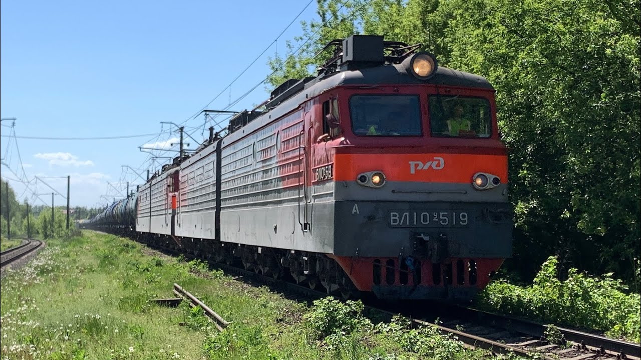 Электровозы ВЛ10У-519 и ВЛ10У-205 с наливным поездом