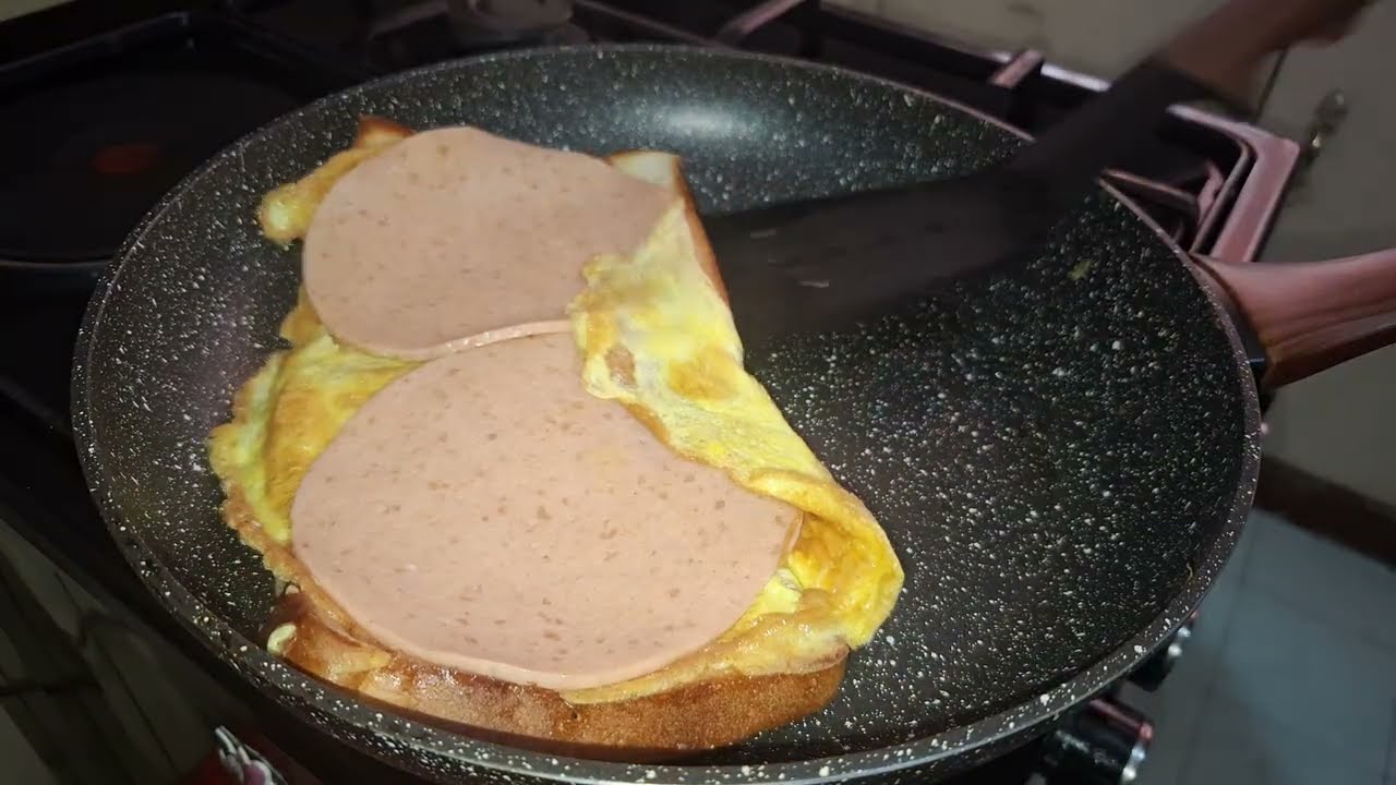 Simple bread ,eggs and chicken brawn  in a pan/How to make bread in a pan/Delicious French breakfast