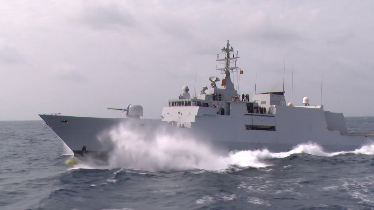 Elicottero Marina militare in fase di appontaggio alla nave Borsini