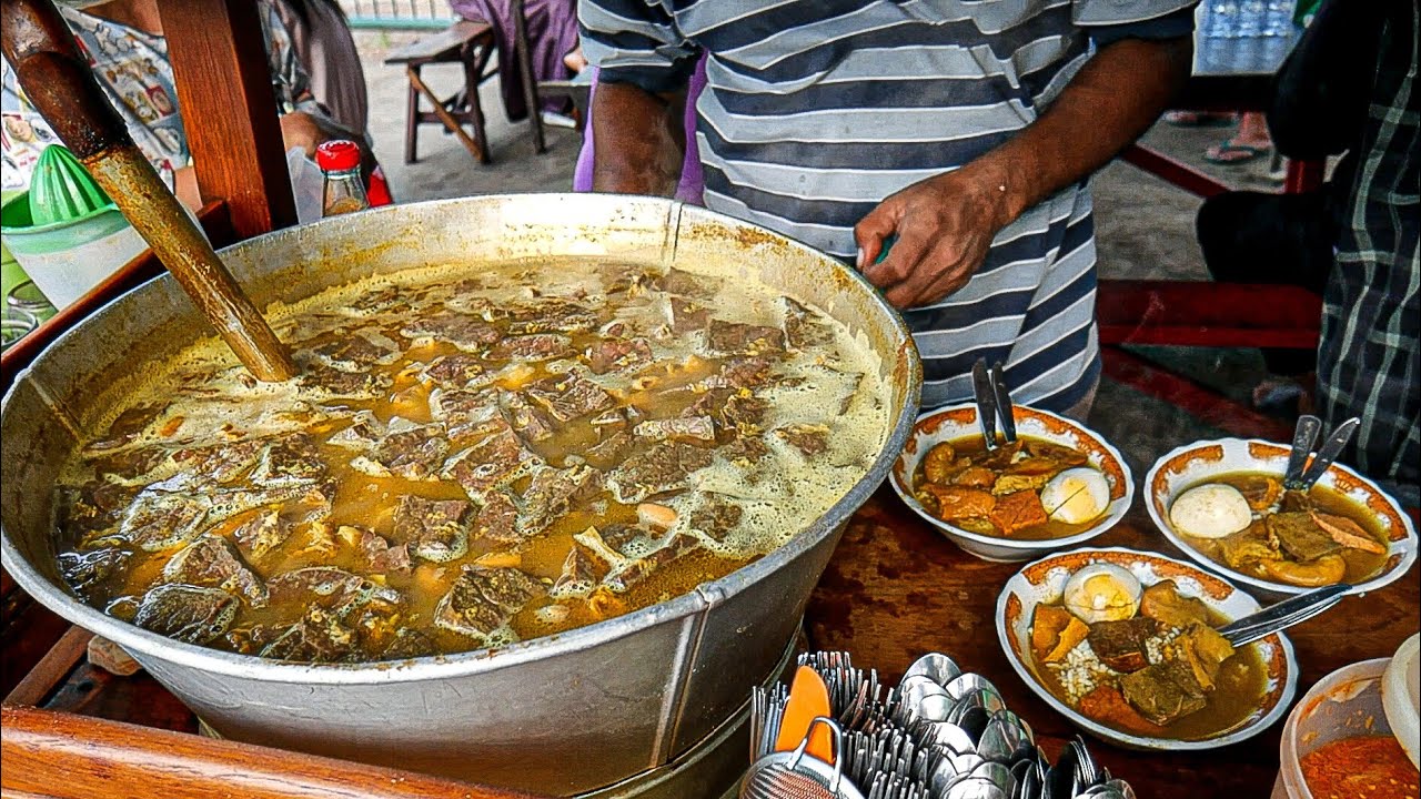 GEROBAKNYA AJA BELUM BUKA TAPI TEMPAT DUDUK SUDAH PENUH - Soto Daging Cak Mat