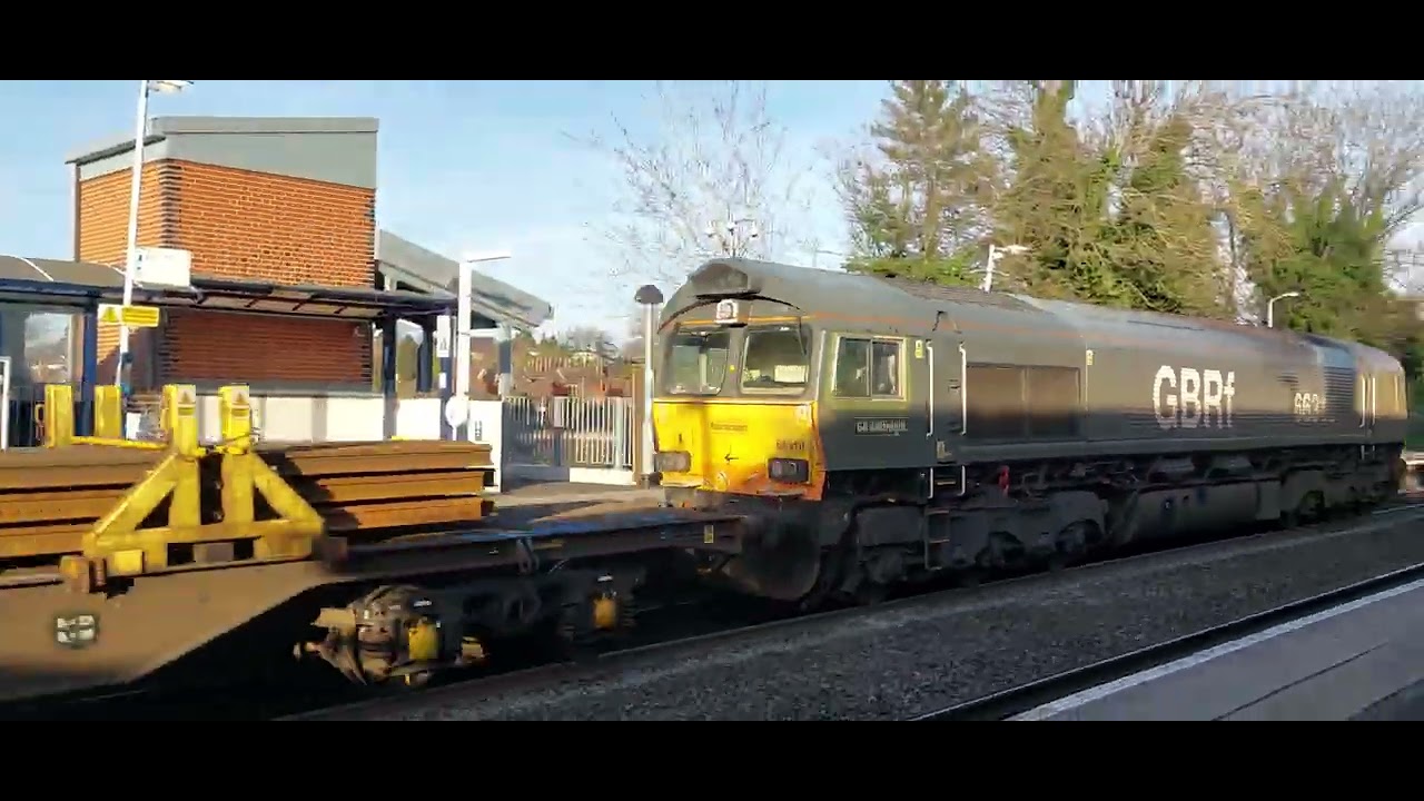66316 passing through Warwick 