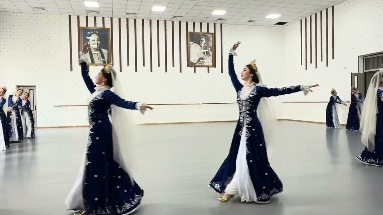 «Munojat» raqsi RXIMI o’quvchilari ijrosida. Zarina Ahmedova sahnalashtirgan.