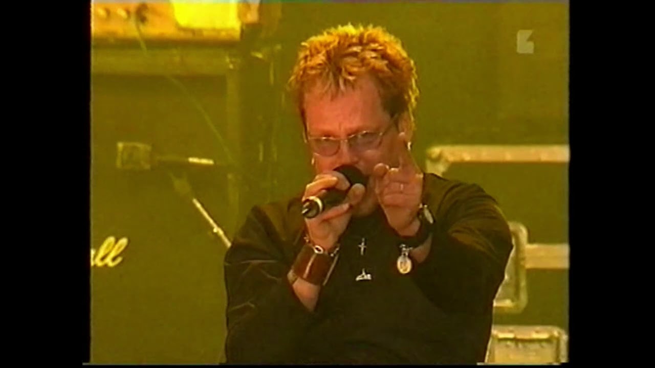 Dingo - Levoton tuhkimo (live 2000)