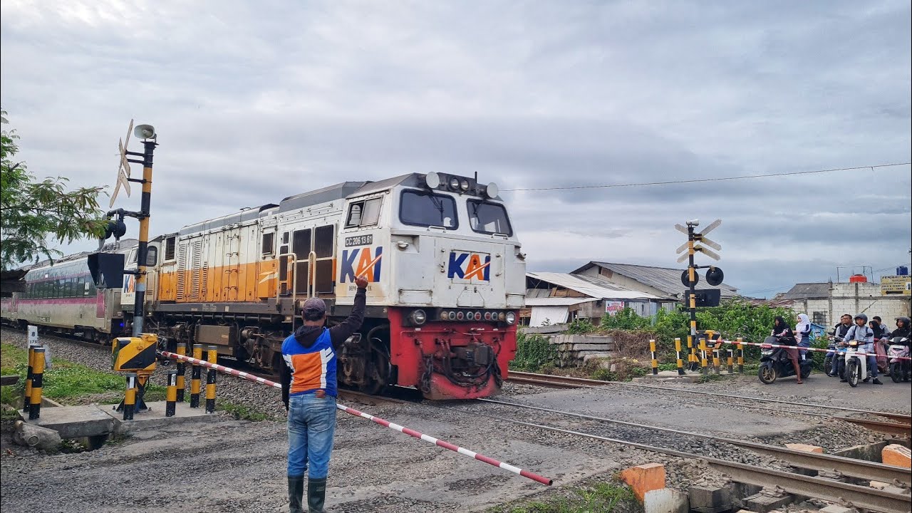 Setelah Mangkrak 3 Tahun Akhirnya Perlintasan Kereta Terkecil Beroperasi.