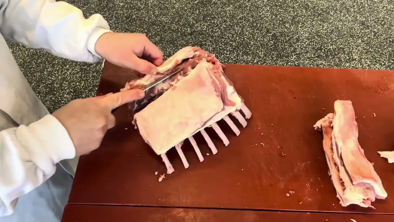 Barry beent uit: lamsracks #butcher #lamb #uitbenen