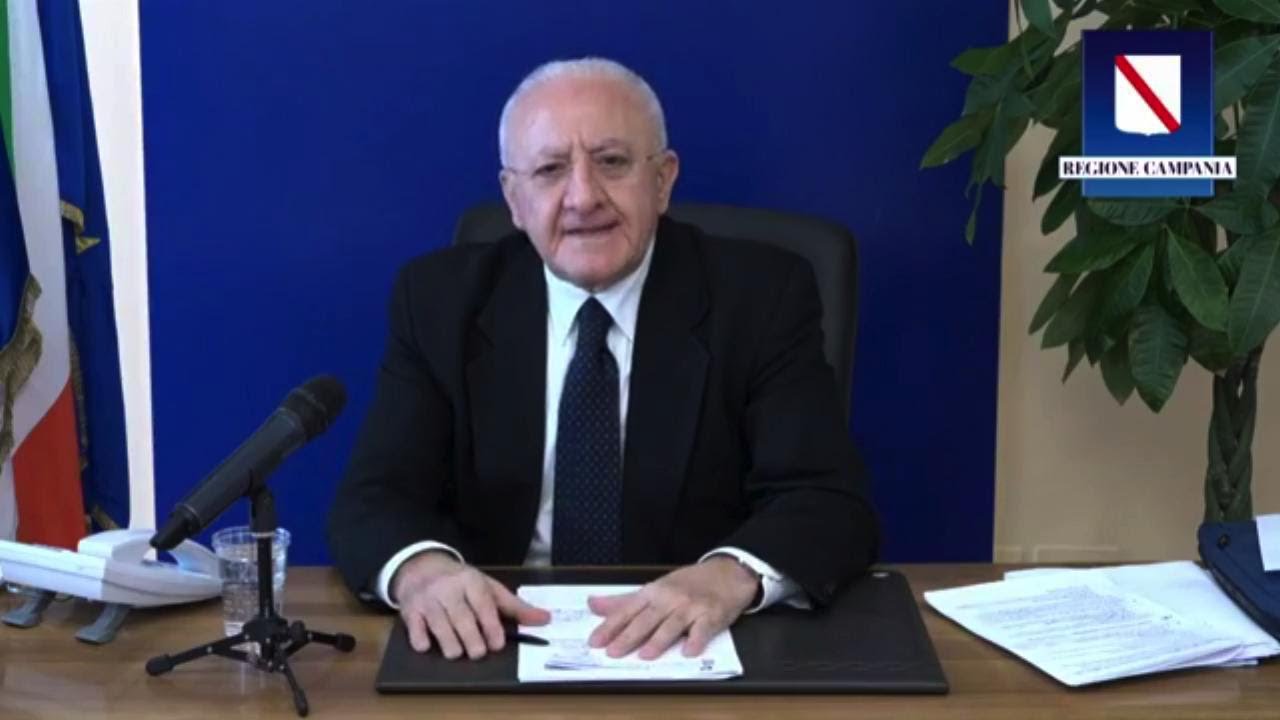 De Luca prova a tenere i campani in cucina: 