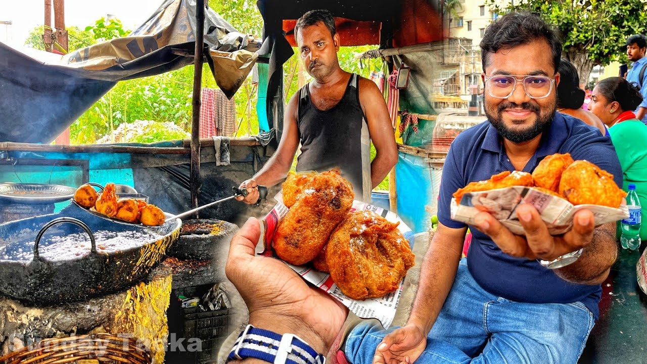 রাত ১২ টায় এই স্টেশনে মাছের ডিমের চপ পাওয়া যায় | Famous Aloo Chop, Mocha Chop | Indian Food Walk